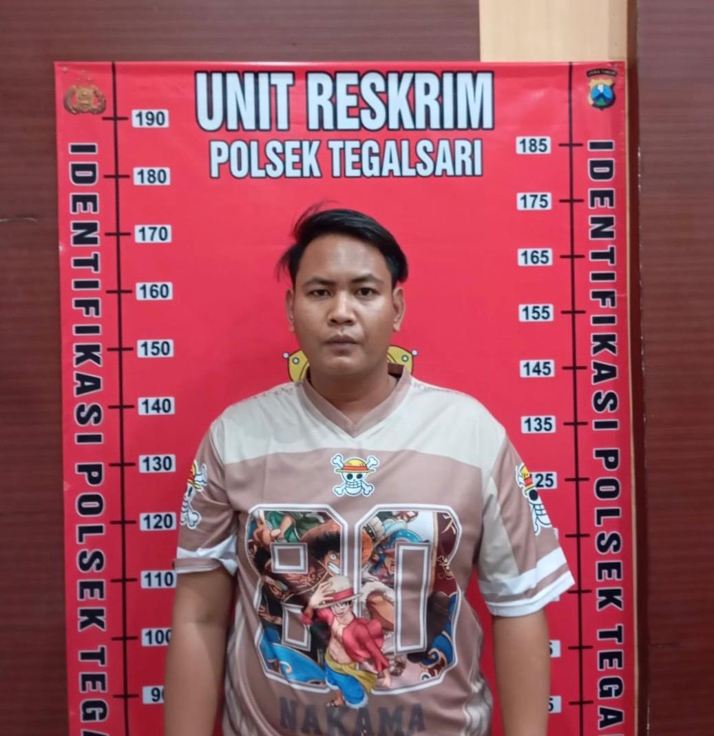 DIRINGKUS: Tersangka.pembobolan brankas SPBU di Tegalsari Surabaya diamankan polisi. (IST/RADAR SURABAYA)