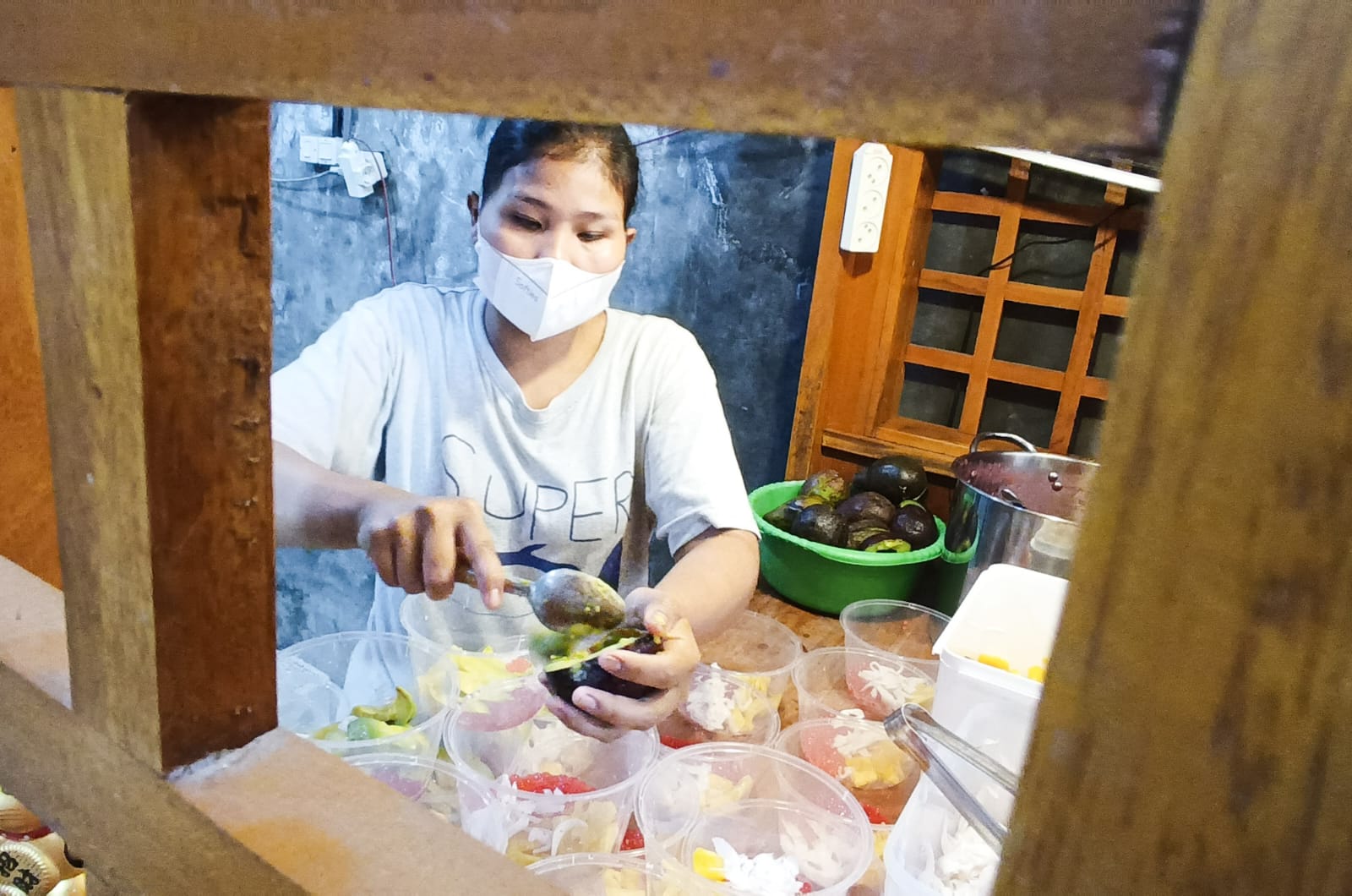 ES TELER KEKINIAN: Salah satu pegawai di kedai es teler milik Lila Mardiana, meracik pesanan pelanggan dengan berbagai isian, di kawasan Taman Arjuno, Surabaya, Selasa (21/10).