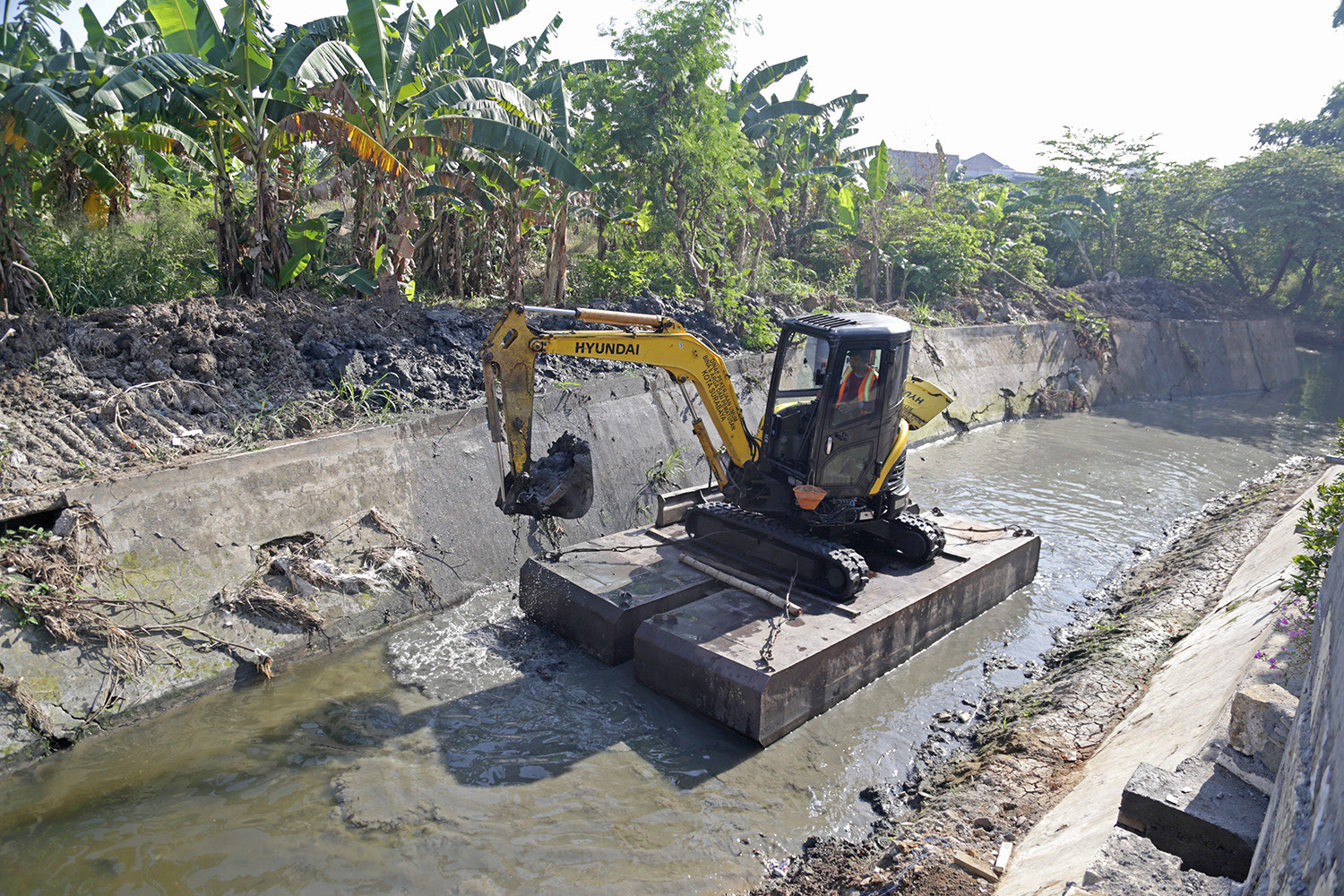 DSDABM Surabaya mengantisipasi jelang puncak musim hujan akhir tahun ini dengan melakukan pengerukan sedimen di sungai dan saluran air.