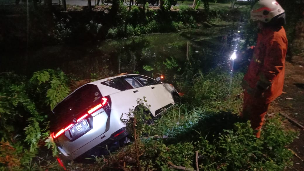EVAKUASI : Tim Rescue DPKP Surabaya mengevakuasi mobil terperosok masuk ke sungai di Jalan Medokan Sawah Baru, Surabaya Selasa (21/10).(IST/RADAR SURABAYA)