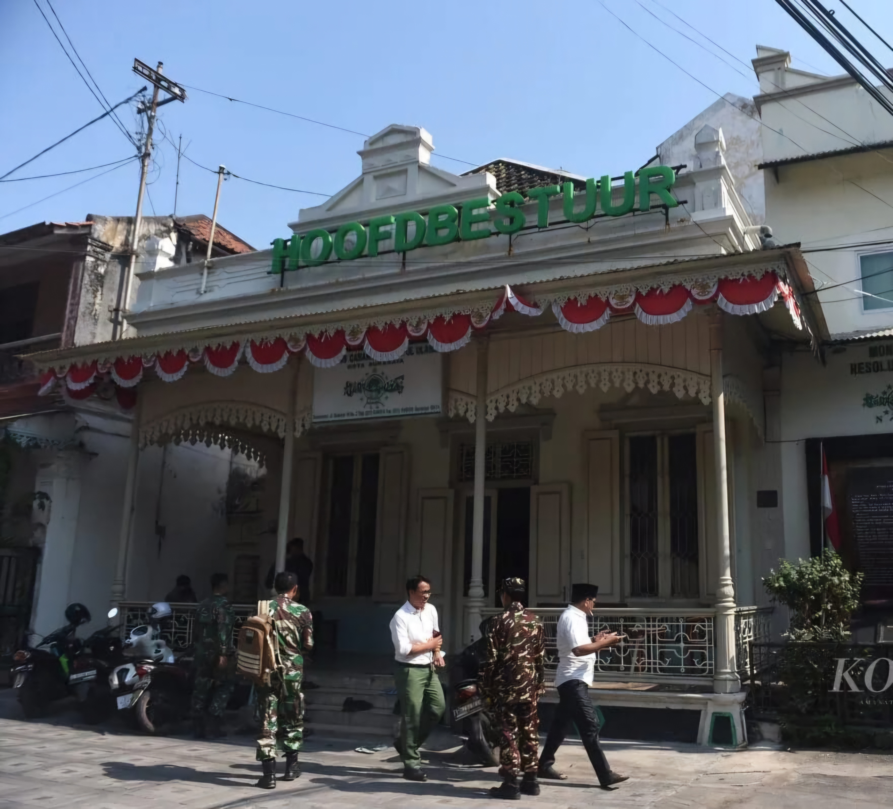 DIALIHKAN: Pengalihan arus dilakukan kepolisian selama acara istighotsah di Kantor PCNU Surabaya. Satlantas Polrestabes Surabaya melakukan rekayasa di sekitar lokasi.(IST/RADAR SURABAYA)