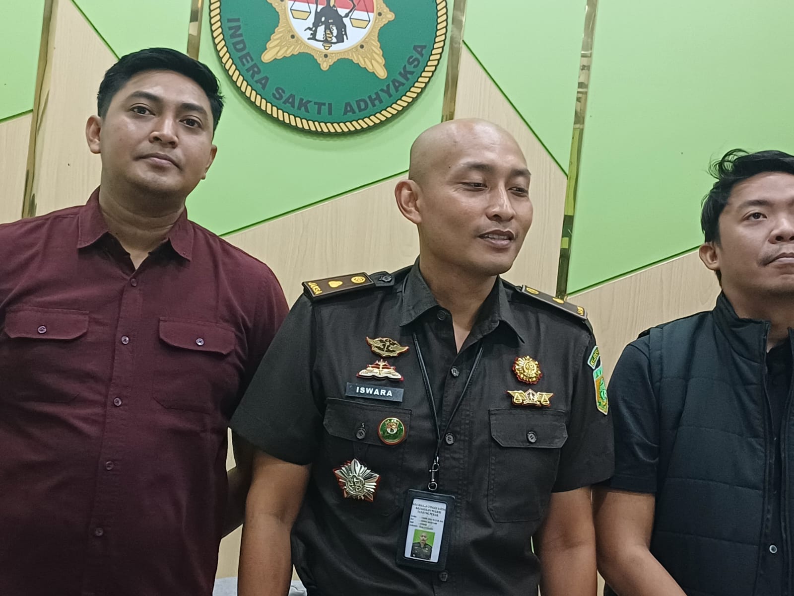 TEGAS: Kepala Seksi Intelijen Kejari Tanjung Perak I Made Agus Iswara (tengah) mengomentari isu penyimpangan penanganan perkara narkotika di medsos.(SURYANTO/RADAR SURABAYA)