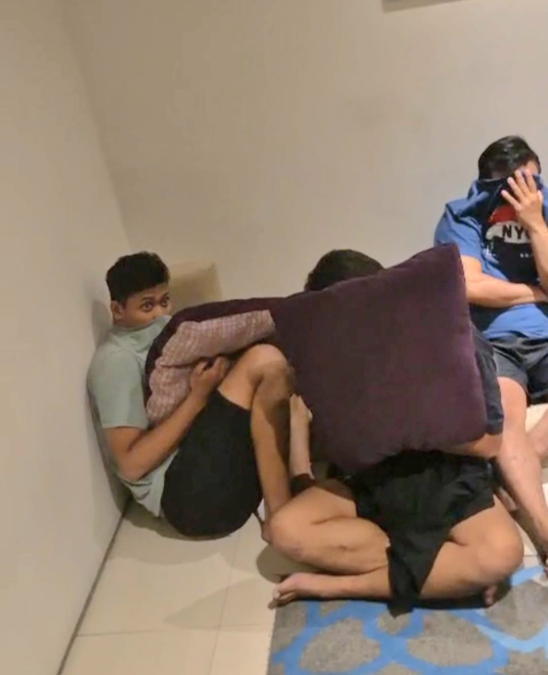 MALU: Sebanyak 34 pria yang digerebek usai pesta gay di hotel kawasan Ngagel, Surabaya, ditetapkan tersangka. (IST/RADAR SURABAYA)