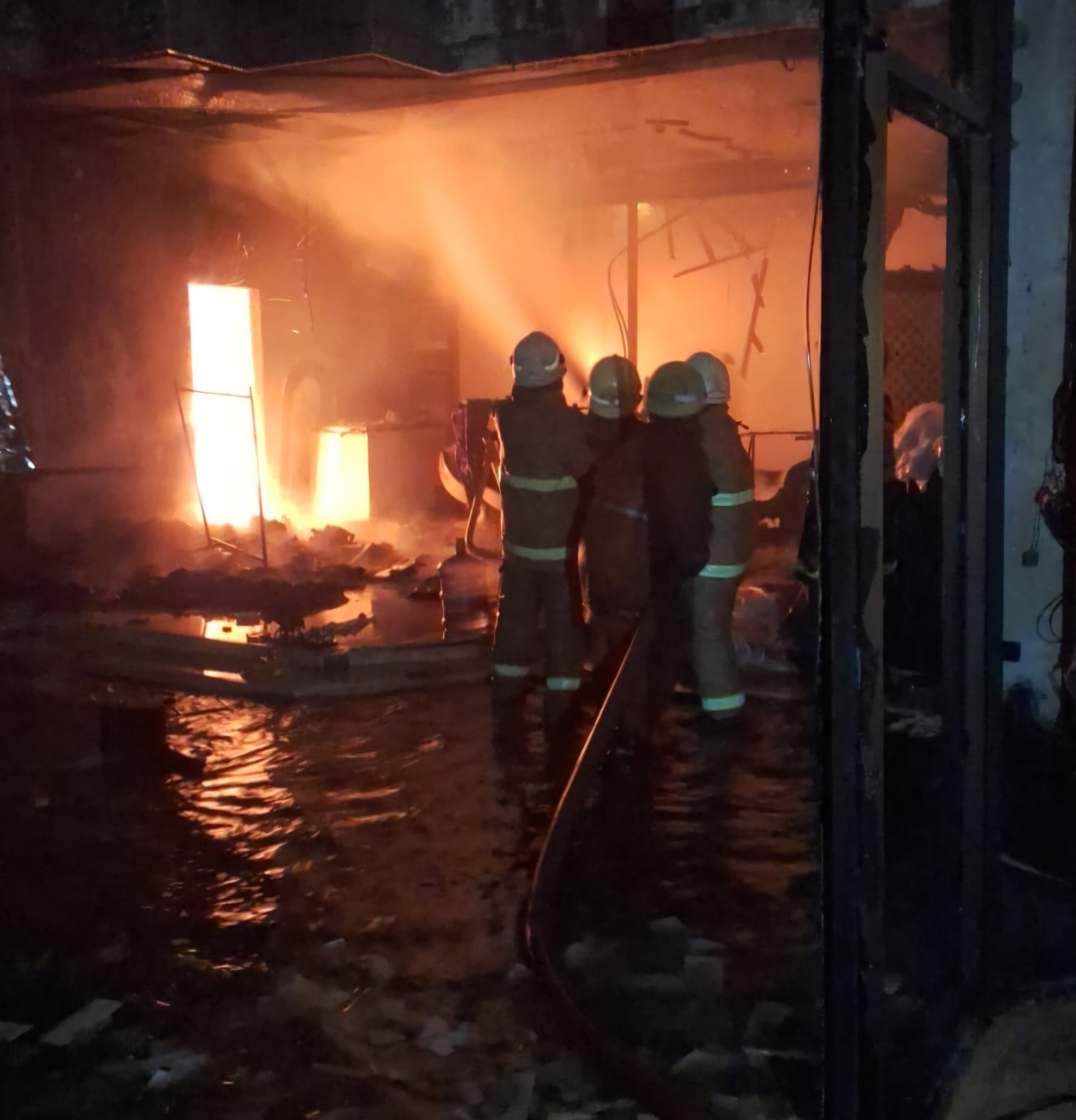 BERJIBAKU: Petugas DPKP Surabaya saat memadamkan api. Rumah di Jalan Dharmahusada Indah I Blok M, Surabaya, ini sudah dua kali terbakar.(IST/RADAR SURABAYA)