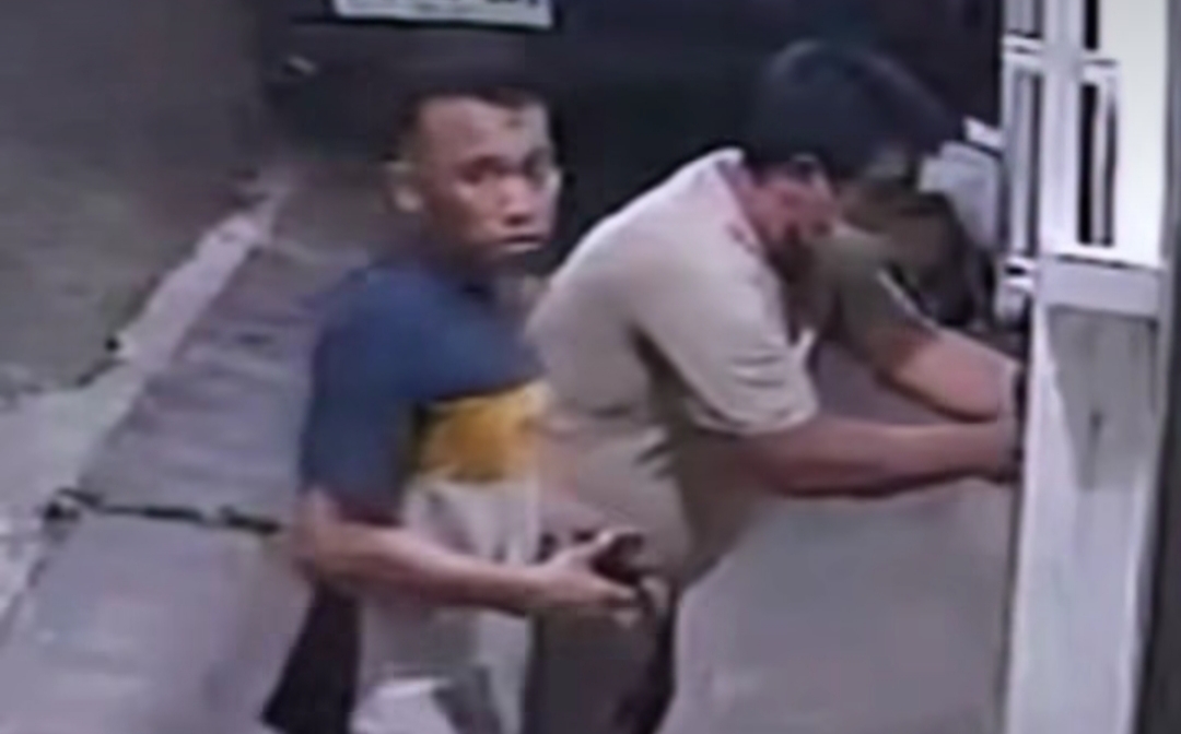 TERPANTAU: Dua pelaku terekam cctv saat mencuri di sebuah tempat kos Jalan Grogol, Peneleh, Surabaya. (IST/RADAR SURABAYA)