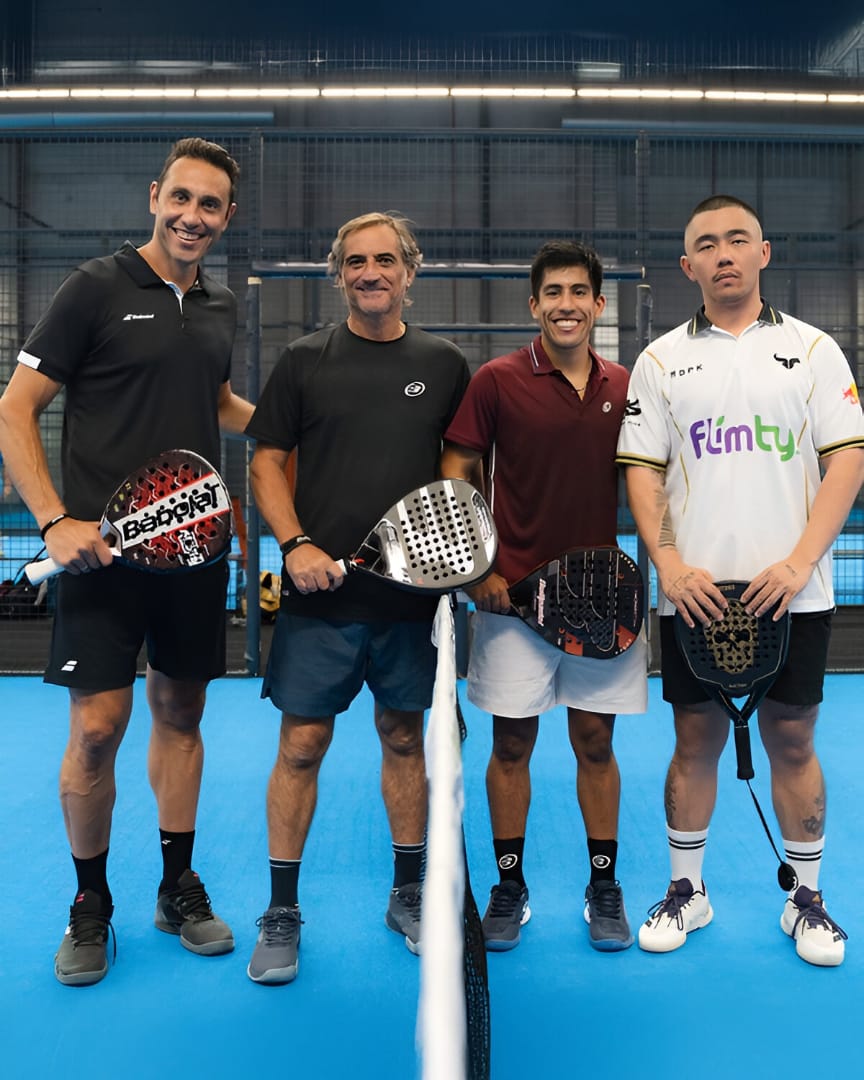 Steven Samson saat berbagi lapangan dengan legenda padel dunia di Spanyol. Ia kini bertekad membawa pengalaman internasionalnya untuk membangun fondasi padel Indonesia.
