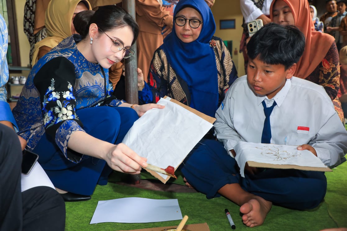 Ketua Dewan Kerajinan Nasional Daerah (Dekranasda) Provinsi Jawa Timur Arumi Bachsin Emil Dardak meninjau pusat batik di Singasari Malang. (IST)
