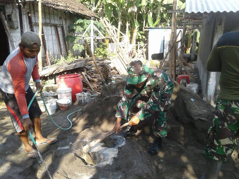Anggota TNI AD membantu memperbaiki rumah tidak layak huni di Surabaya. (IST)
