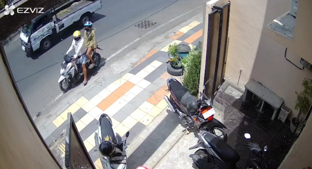 KOMPLOTAN : Dua pelaku terekam CCTV saat curi sepeda motor milik SK di Jalan Klakahrejo Benowo Surabaya.(IST/RADAR SURABAYA)