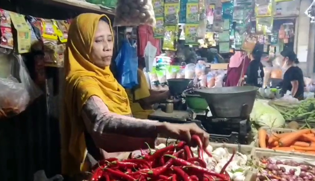 Harga bumbu masak di Surabaya naik akibat cuaca ekstrem. (RAHMAT SUDRAJAT/RADAR SURABAYA)