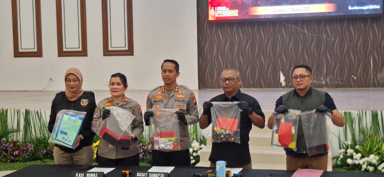 DISITA: Beberapa barang bukti yang disita Satreskrim Polrestabes Surabaya dari tersangka pesta gay. (M MAHRUS/RADAR SURABAYA)