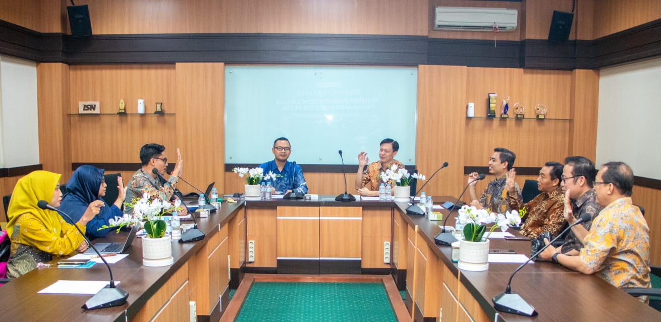 KESEPAHAMAN: Diskusi strategis berlangsung hangat di Gedung Rektorat Unesa. Pertemuan ini menindaklanjuti Nota Kesepahaman dalam memperkuat kolaborasi pendidikan. (IST/RADAR SURABAYA)