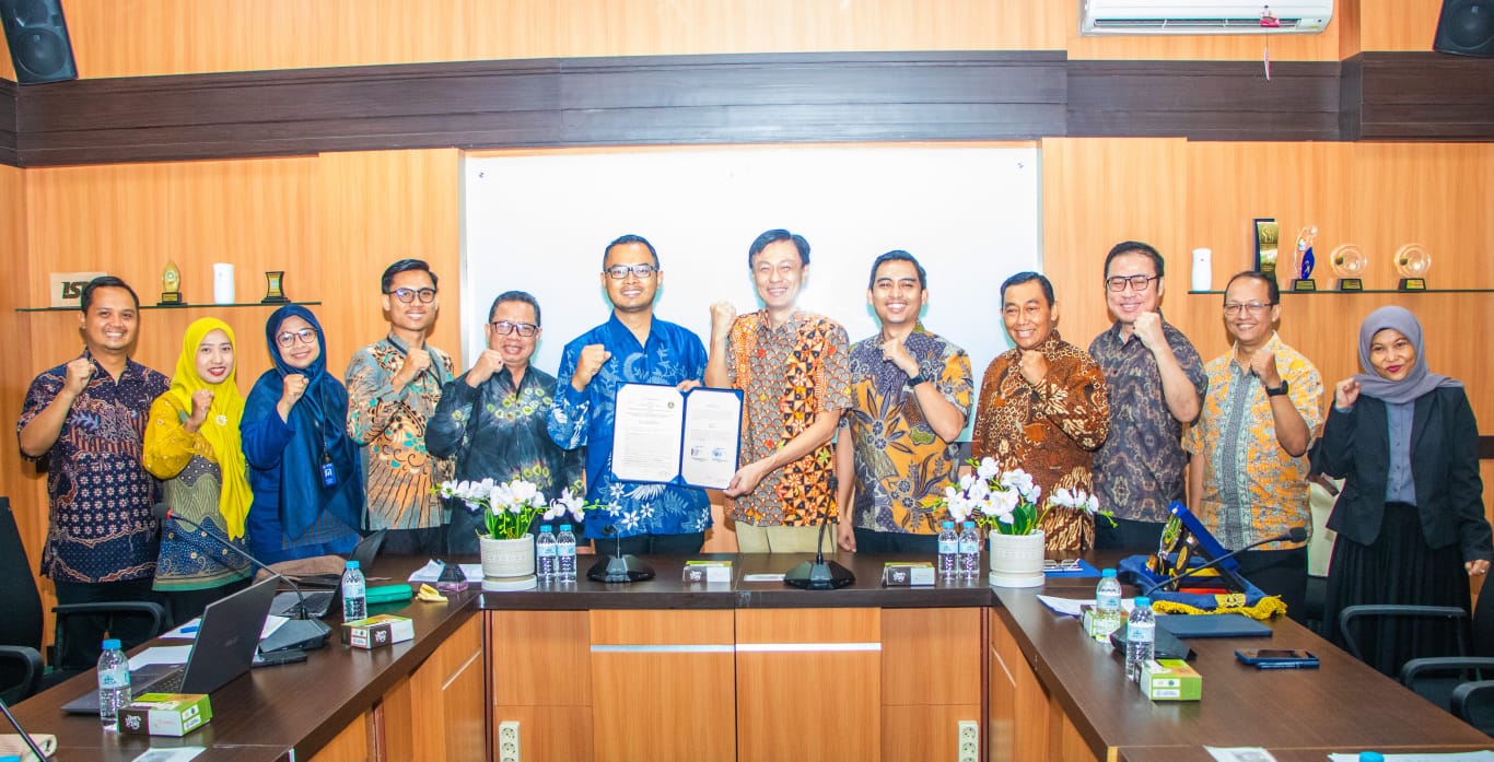 KOMPAK: Direktur Eksekutif PPPK Petra Hengkie Porawouw (tengah kanan) bersama Direktur Unesa Global Engagement Muchamad Arif Al Ardha (tengah kiri) menunjukkan dokumen kerja sama.(IST/RADAR SURABAYA)