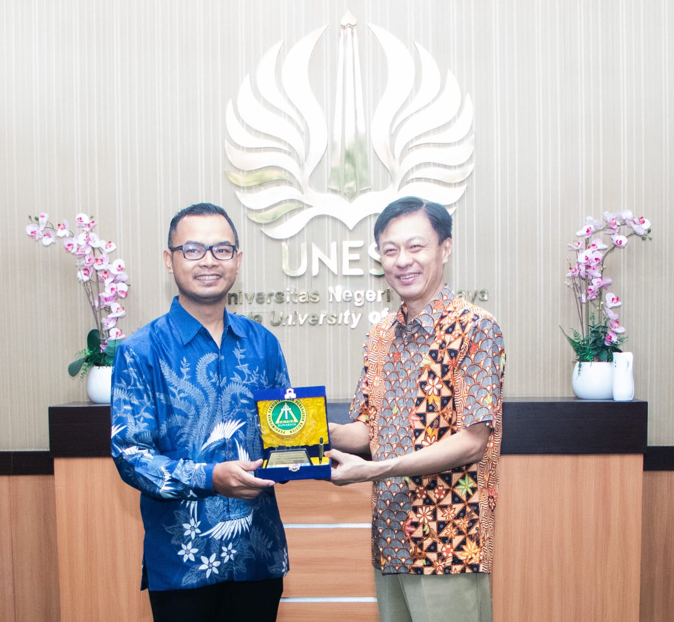 KERJASAMA: Pertukaran cindera mata antara PPPK Petra dan Unesa menjadi simbol terjalinnya sinergi baru dalam mewujudkan pendidikan yang berdampak, inovatif, dan berkelanjutan.(IST/RADAR SURABAYA)