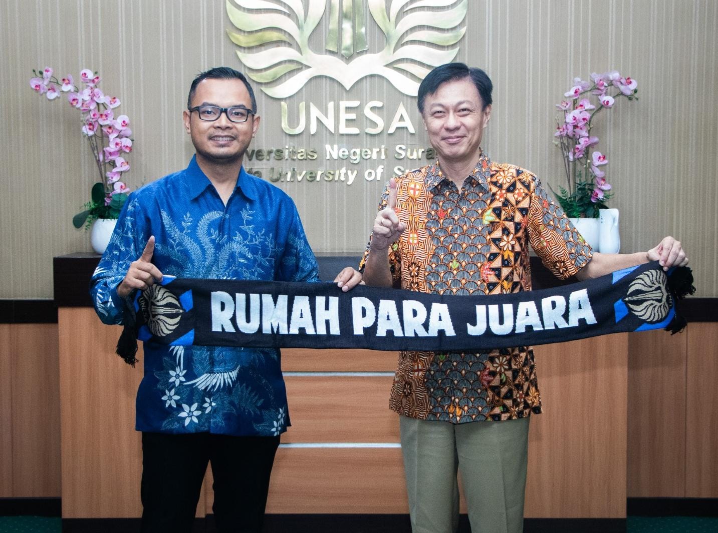 SINERGI: Pertemuan penuh semangat diabadikan dalam simbol &ldquo;Rumah Para Juara&rdquo;. Kolaborasi ini diharapkan melahirkan generasi penerus bangsa yang unggul.(IST/RADAR SURABAYA)