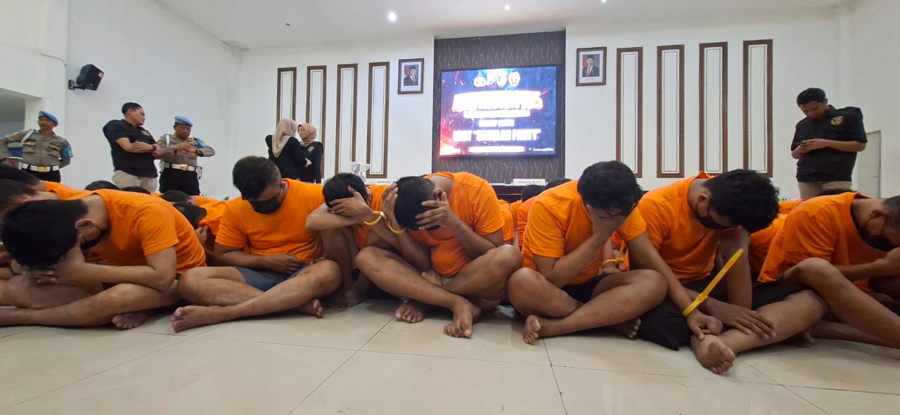 DIAMANKAN: Tersangka pesta gay yang diamankan Polrestabes Surabaya. Mereka tak hanya dari Jawa Timur. (M MAHRUS/RADAR SURABAYA)