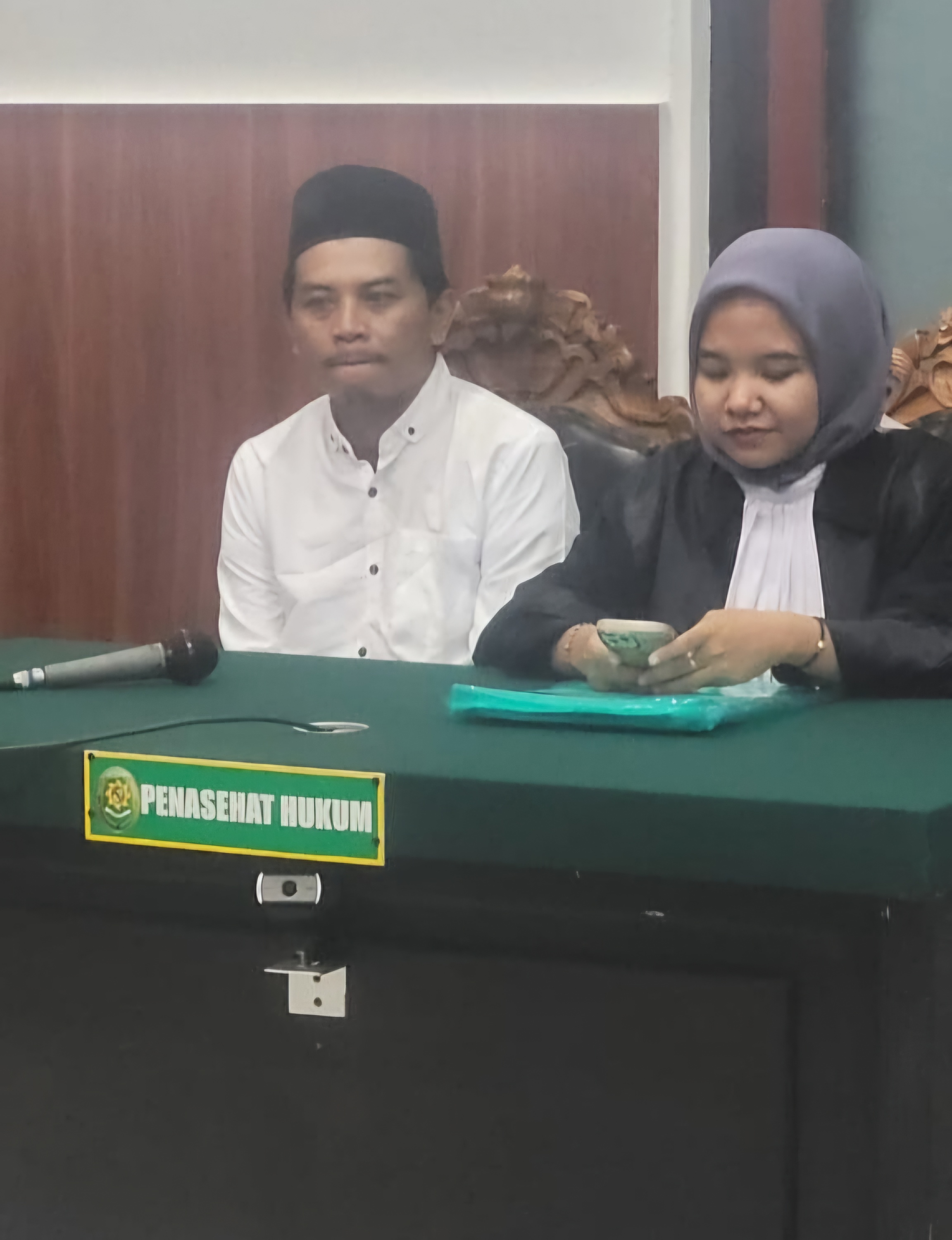 PASRAH: Terdakwa Rusdi saat disidang di PN Surabaya. Ia disidang usai selundupkan sabu 6,9 kilogram dari Malaysia ke Madura.(IST/RADAR SURABAYA)