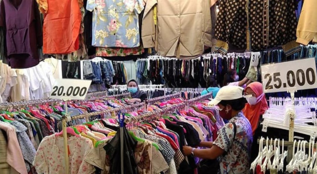 Thrifting jadi simbol gaya hidup kreatif, hemat, dan ramah lingkungan bagi generasi muda Indonesia.