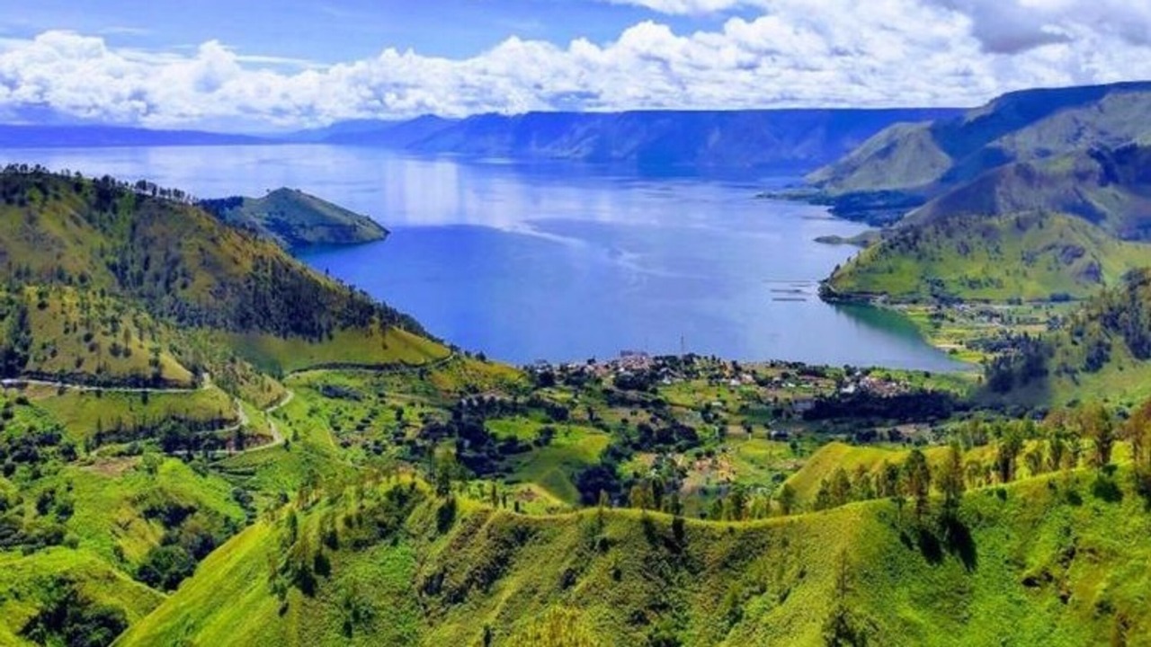 Danau Toba, warisan letusan dahsyat yang kini jadi pusat kehidupan baru di negeri Cincin Api.