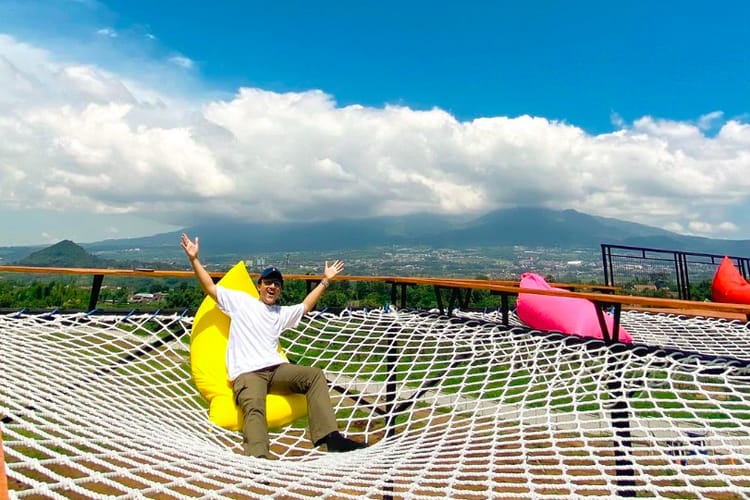 Malang Skyland tawarkan berbagai wahana menarik, dari SkyWheel hingga Camera Spin 360 yang cocok untuk segala usia.