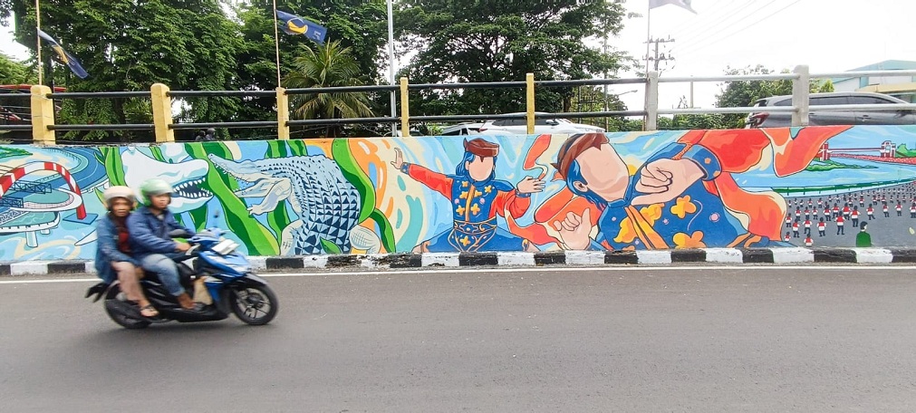 GAMBAR BARU: Tampilan dinding di sepanjang Viaduk Gubeng sisi Jalan Wali Kota Mustajab, Surabaya, nampak berbeda dengan gambar mural yang telah diperbaharui oleh Pemkot Surabaya melalui DSDABM