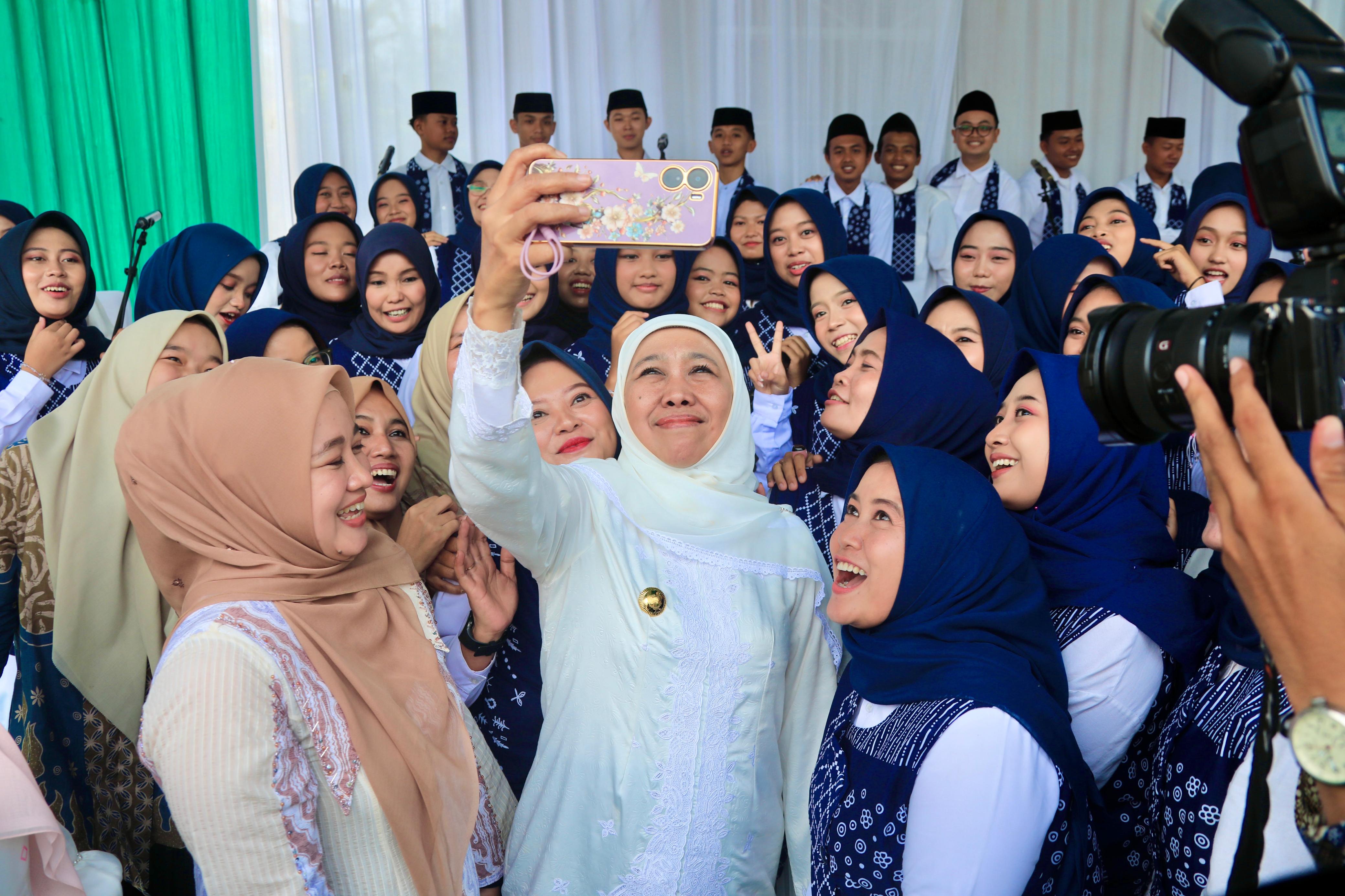 Gubernur Jawa Timur Khofifah Indar Parawansa bersama para santri. (IST)