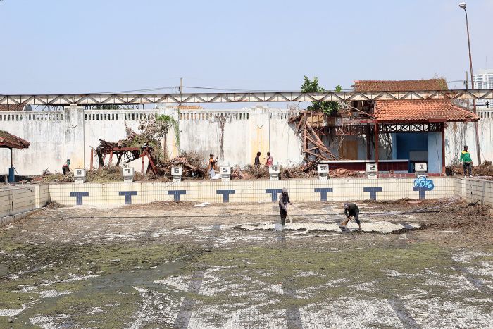 DIBERSIHKAN: Kondisi kolam renang di Kawasan THR Surabaya. Empat investor disebut tertarik untuk menggarap kolam renang legen itu.