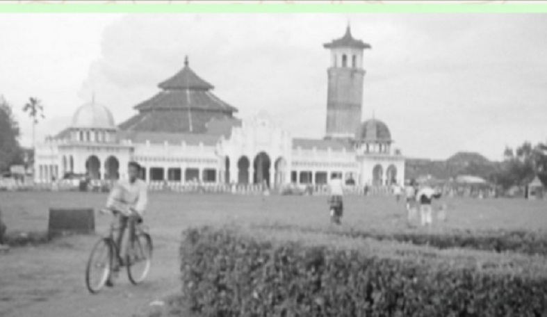 TOLERANSI: Foto dahulu memperlihatkan kondisi Alun-aAun Kemayoran Surabaya yang terdapat gereja dan masjid sebagai simbol toleransi.
