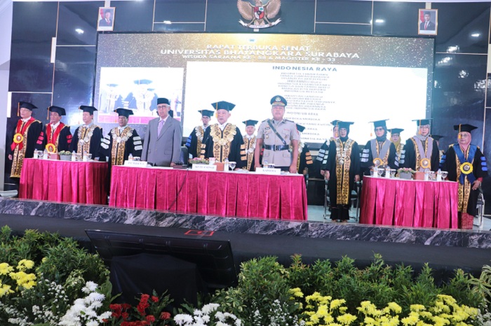 KHIDMAT: Suasana pelaksanaan Rapat Terbuka dalam rangka Wisuda Sarjana ke-58 dan Wisuda Magister ke-33, di Graha Ubhara Surabaya.