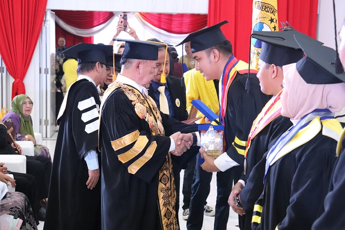 SELAMAT: Rektor Ubhara Surabaya Irjen Pol. (Purn) Anton Setiadji, SH.MH saat memberikan penghargaan kepada salah satu wisudawan terbaik.