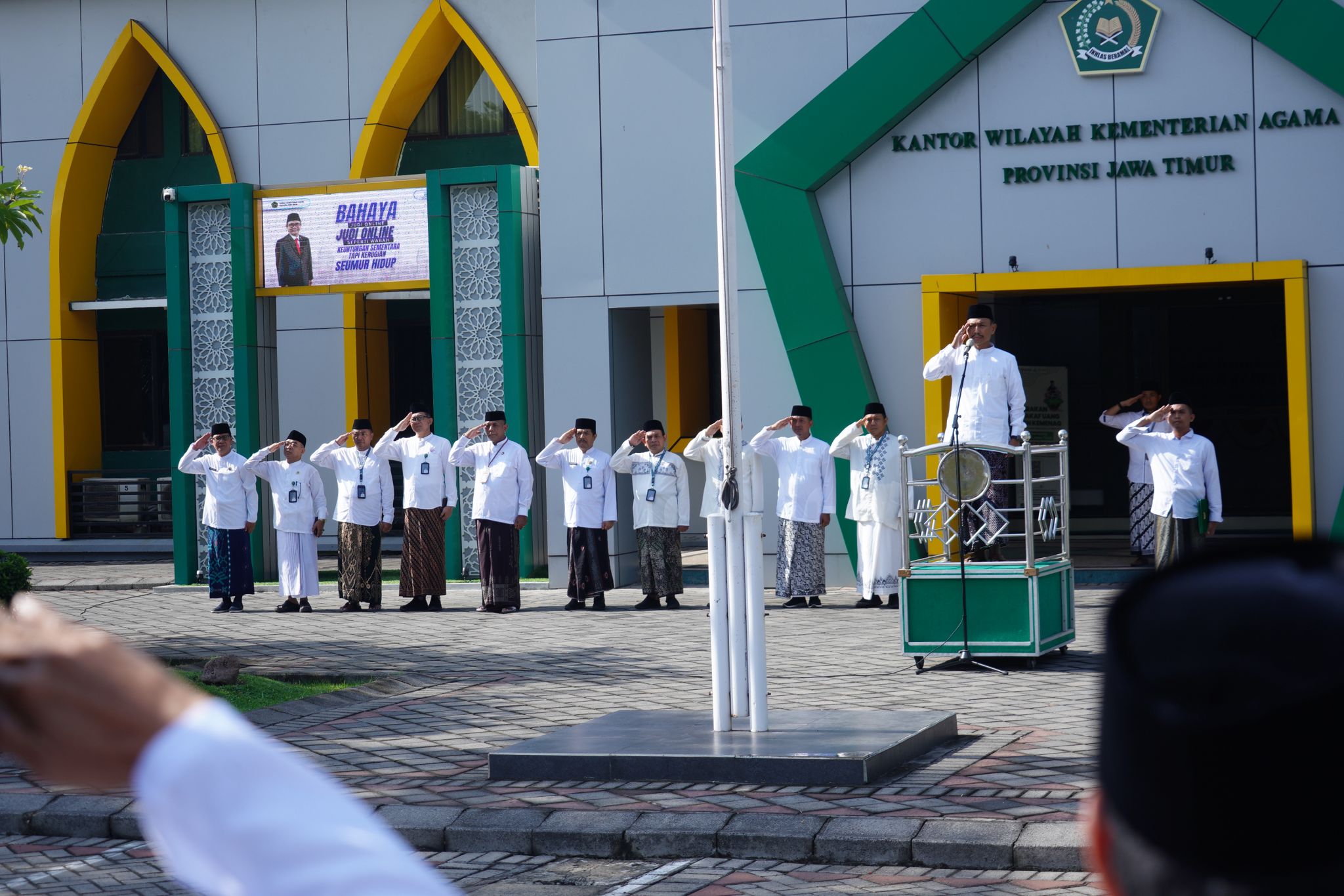Upacara Hari Santri di halaman Kemenag Jawa Timur. (IST)
