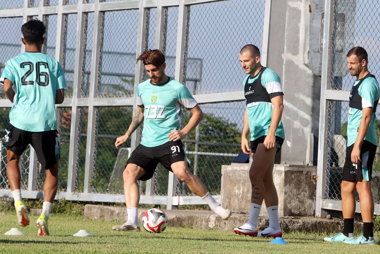Dejan Tumbas berlatih bersama rekan-rekannya di Persebaya Surabaya. (Andy Satria/Radar Surabaya)