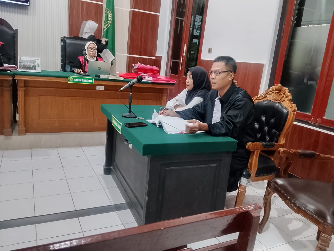 DISIDANG: Oknum ASN Jaksel duduk dikursi terdakwa usai menipu kenalannya di Surabaya sebesar Rp 7 Miliar dengan modus investasi. (IST/RADAR SURABAYA)