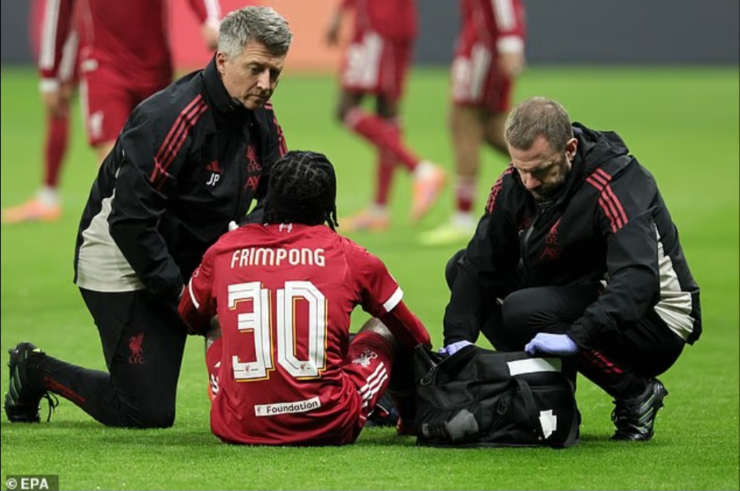 Jeremie Frimpong terjatuh sambil memegangi hamstringnya saat pertandingan Liverpool melawan Frankfurt