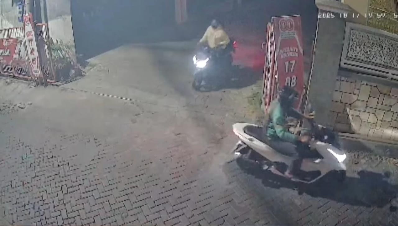 TEREKAM: Pelaku curanmor terekam cctv saat beraksi mencuri motor di Jalan Jojoran, Surabaya. (IST/RADAR SURABAYA)