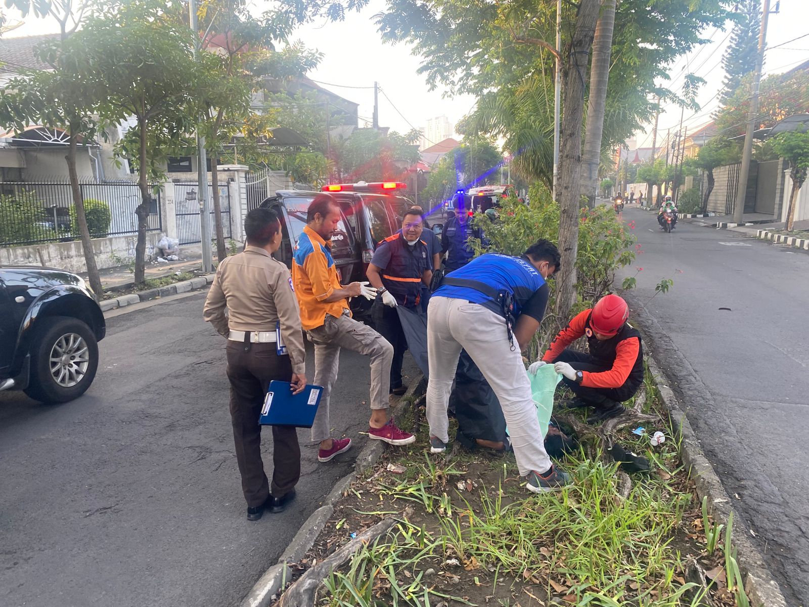 LAKA TUNGGAL : Petugas gabungan mengevakuasi jenazah pengendara motor yang meninggal dunia usai kecelakaan di Jalan Raya Satelit Indah, Surabaya, Kamis (23/10). (IST/RADAR SURABAYA)