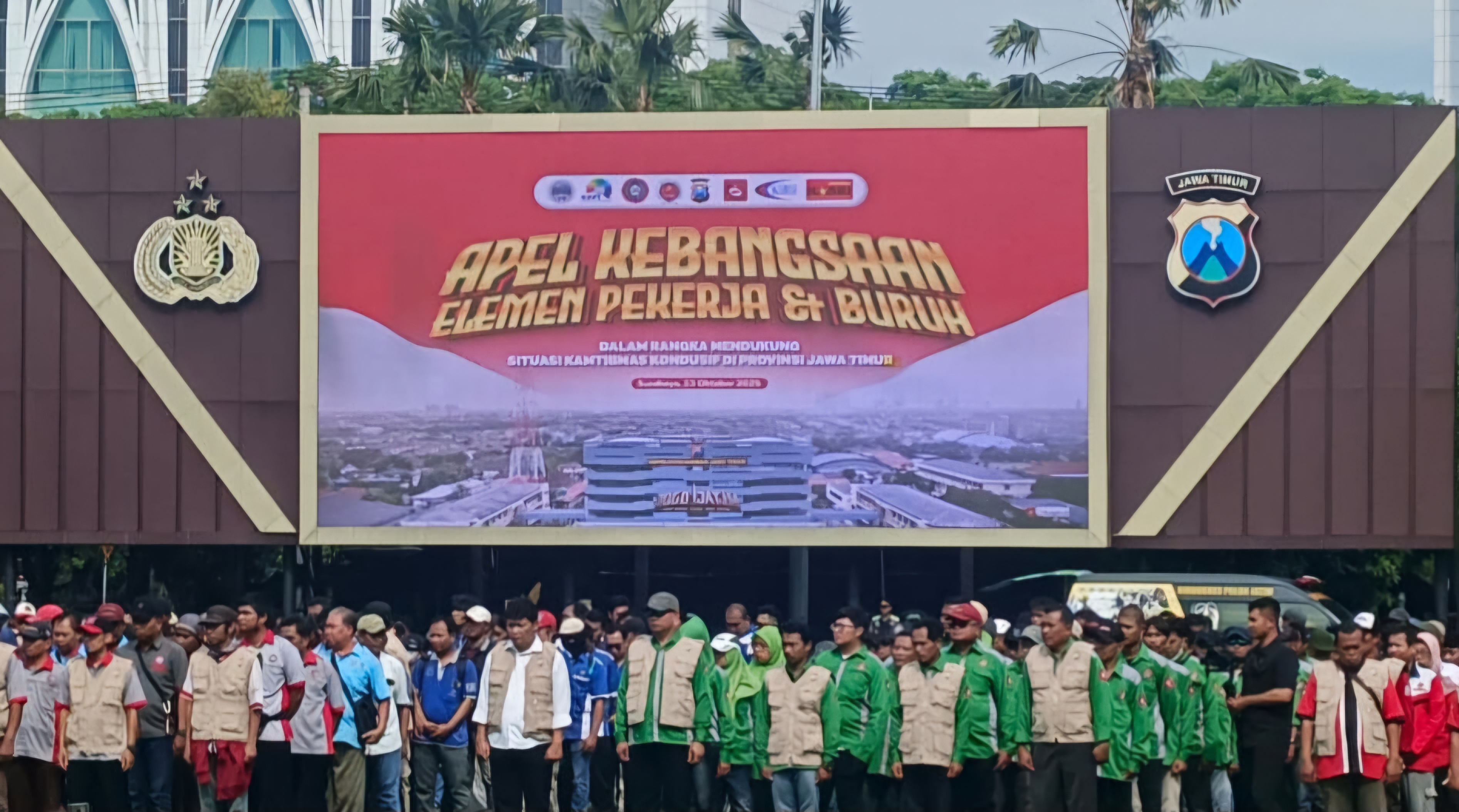 SIGAP: Polda Jatim melaksanakan apel kebangsaan bersama buruh dan serikat pekerja di lapangan apel Mapolda Jatim. (IST/RADAR SURABAYA)