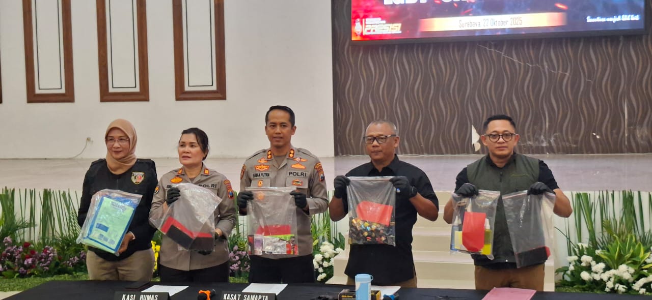 BARANG BUKTI: Polisi menunjukkan barang bukti dari penggerebekan pesta gay di hotel kawasan Surabaya. Tersangka akan diperiksakan ke psikiater. (M MAHRUS/RADAR SURABAYA)