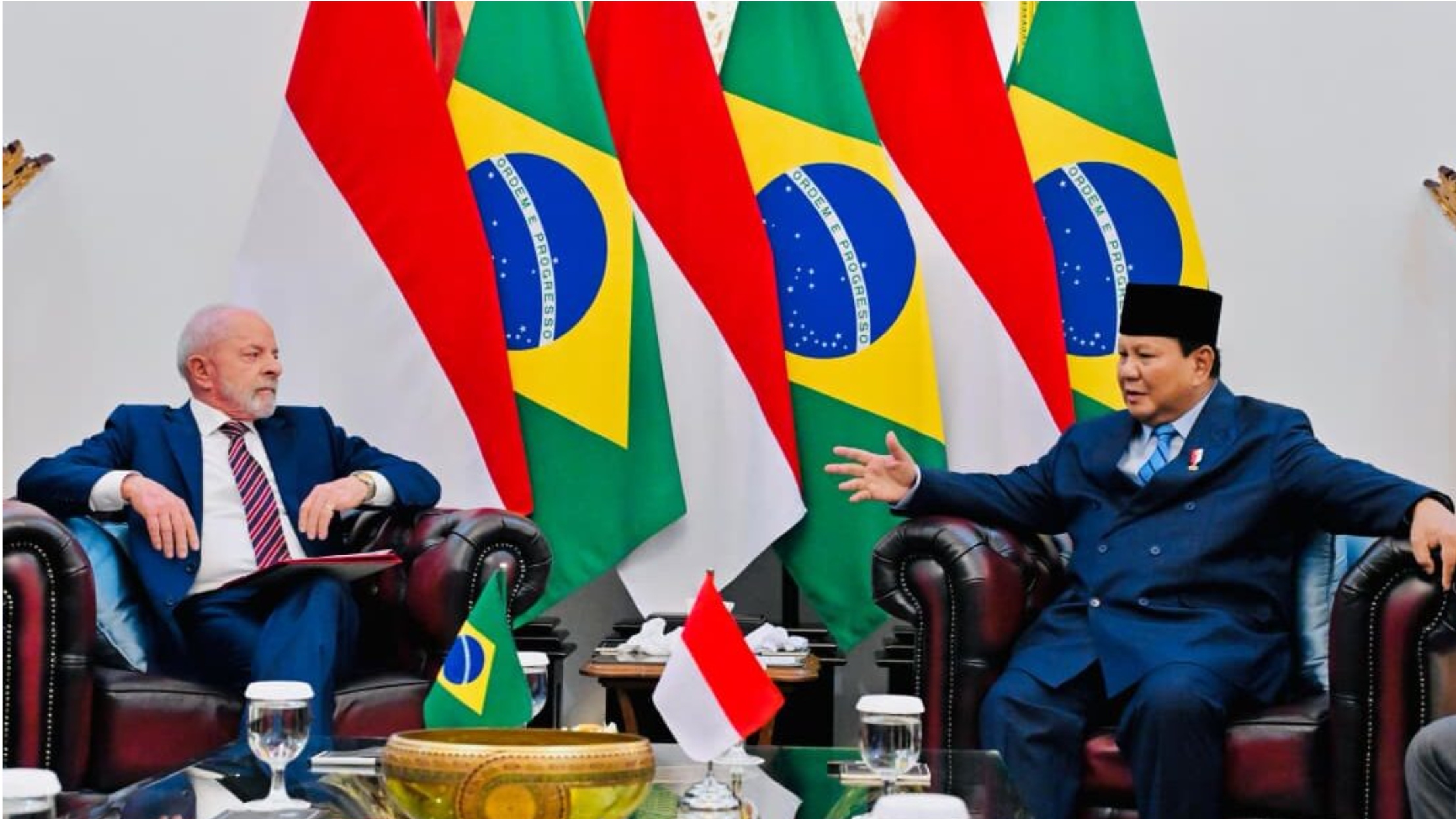 Presiden Prabowo Subianto saat melakukan pertemuan t&ecirc;te-&agrave;-t&ecirc;te dengan Presiden Brasil Luiz In&aacute;cio Lula da Silva di ruang kerja Presiden Prabowo, Istana Merdeka, Jakarta.
