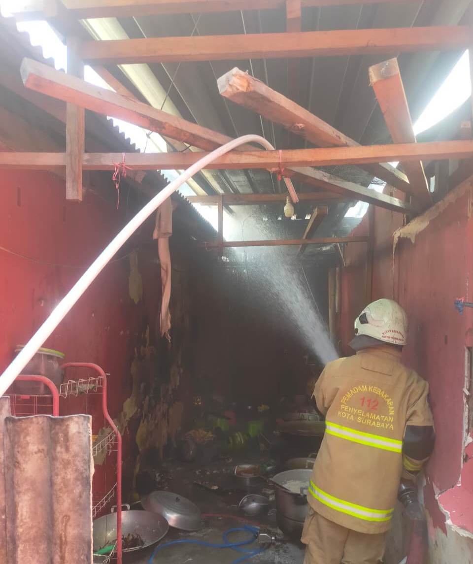 MUSIBAH : Petugas DPKP Surabaya memadamkan api yang membakar warung masakan padang di Jalan Kedung Asem, Rungkut, Surabaya, Kamis (23/10). (IST/RADAR SURABAYA)