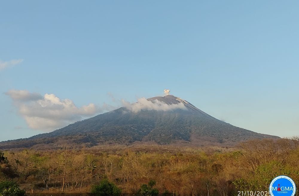 Gunung Ile Lewotolok di Pulau Lembata NTT masih aktif erupsi. (IST)