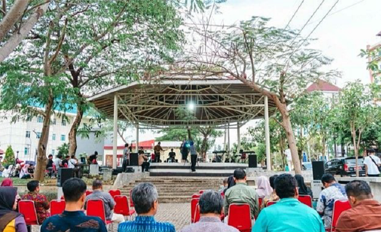 BAHAGIA: Penampilan musik di Gazebo Laboratorium Merdeka Kampus Unesa dalam acara Merangkai Seni Menyapa Senja.