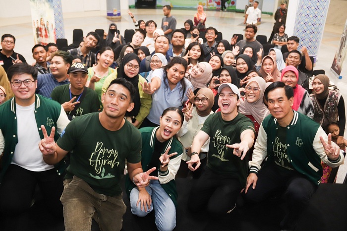 MEET AND GREET: Para pemain dan official film Pengen Hijrah, berfoto bersama penggemar dalam acara Meet and Greet di Royal Plaza Surabaya.