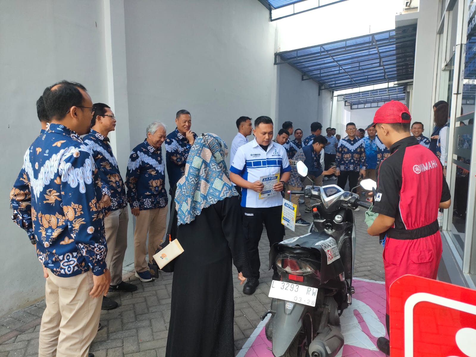 RAMAI: Suasana layanan servis motor di premium shop Sentral Yamaha Dupak, yang memberikan jalur khusus untuk konsumen perempuan.