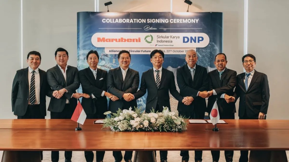 Foto perwakilan dari PT Sirkular Karya Indonesia, PT Marubeni Indonesia, dan PT DNP Indonesia.