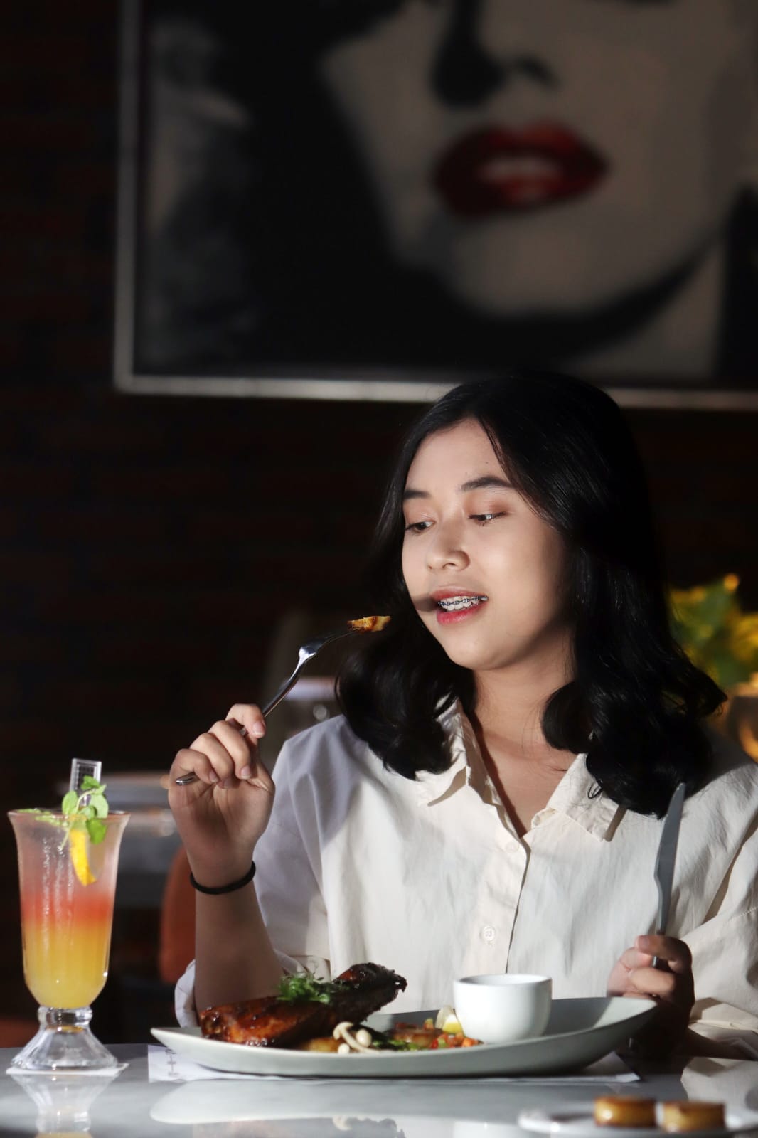 UNIK: Fikri Kamilia menikmati menu kuliner khas Sulut, Rahang Tuna yang dikombinasikan dengan cita rasa internasional, yang disajikan di Hotel Java Paragon Surabaya, Jumat (24/10).