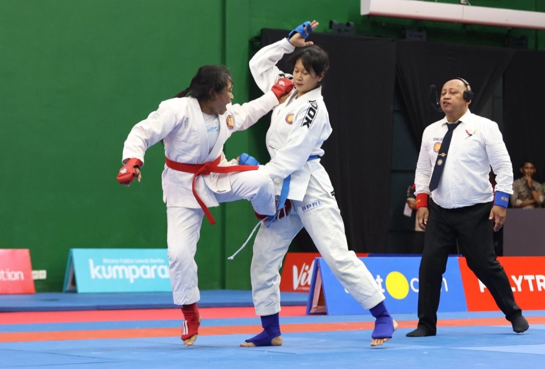 Petarung berlaga pada hari pertama cabang olahraga Jujitsu