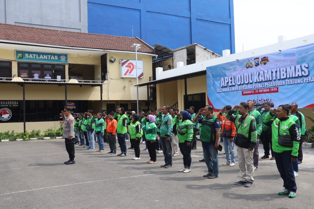 TERTIB: Pengendara ojol saat apel kamtibmas di Polres Pelabuhan Tanjung Perak Surabaya, Jumat (24/10).(IST/RADAR SURABAYA)
