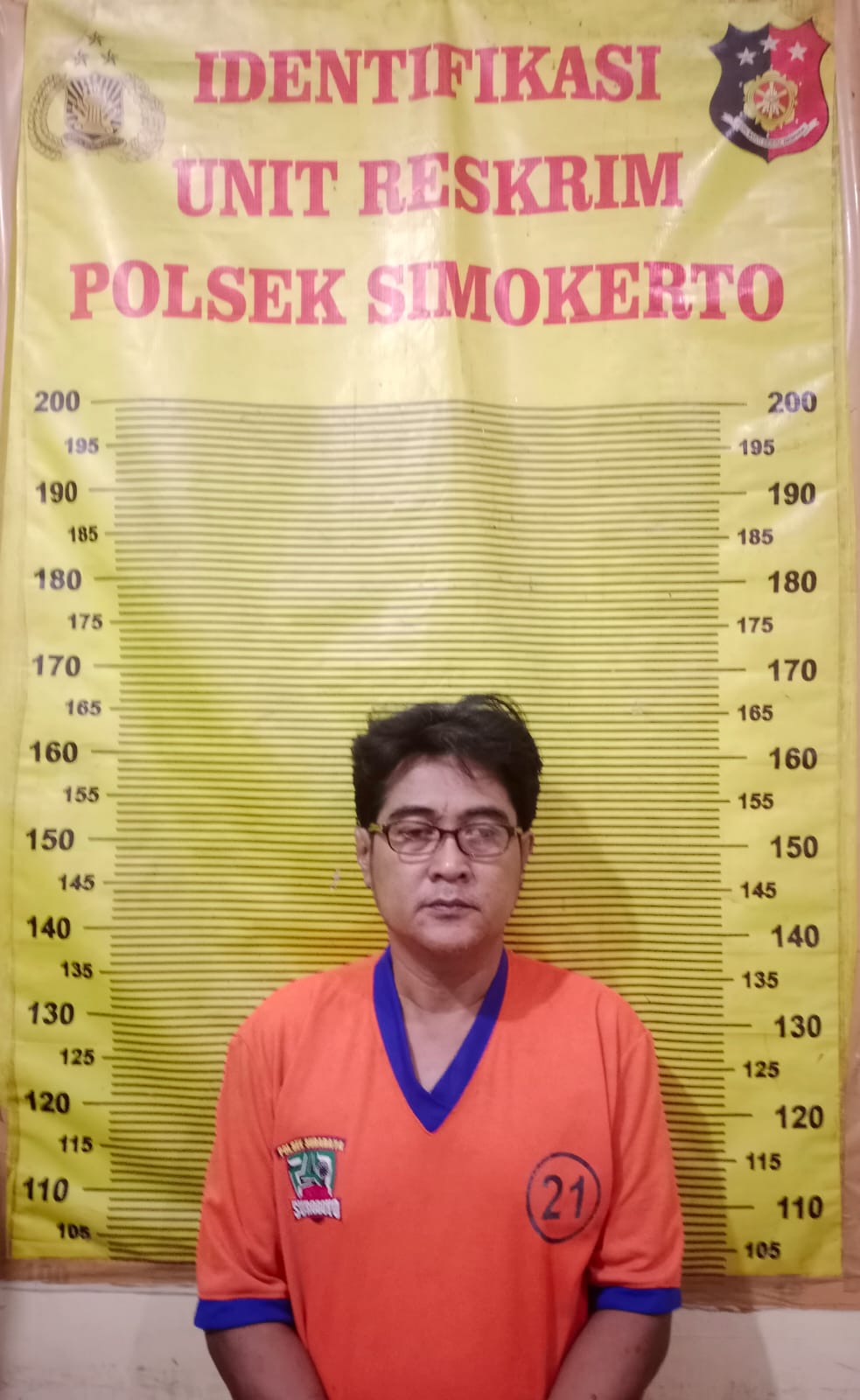 DITAHAN : Tersangka Afandi diamankan usai membacok tetangganya gegara mangga di Jalan Sidoyoso Wetan, Surabaya, menggunakan parang. (IST/RADAR SURABAYA)