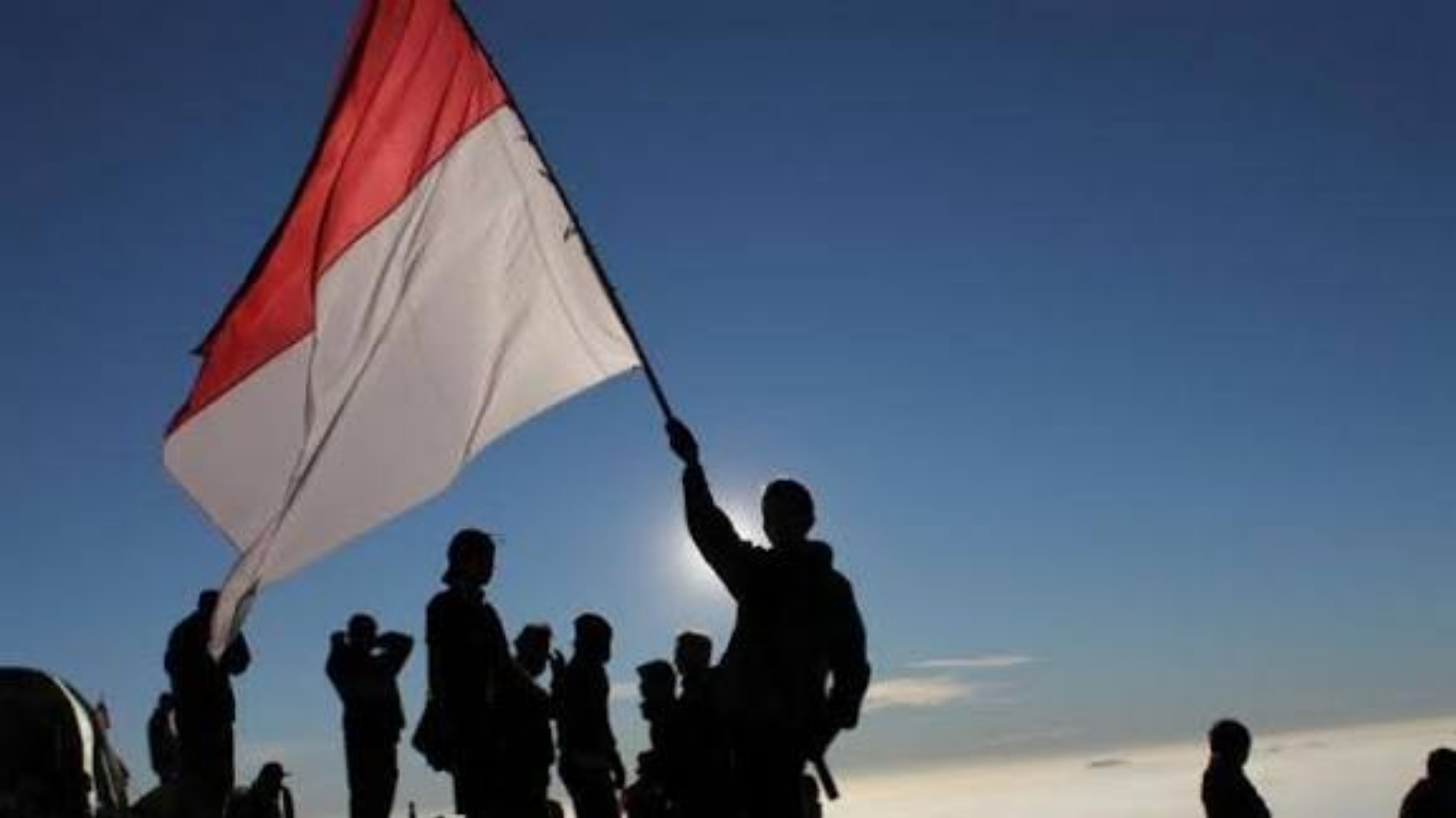 BERKIBAR MERAH PUTIH: ⁠Semangat persatuan harus diwujudkan tidak hanya dalam tindakan sosial, tetapi juga interaksi dunia maya.